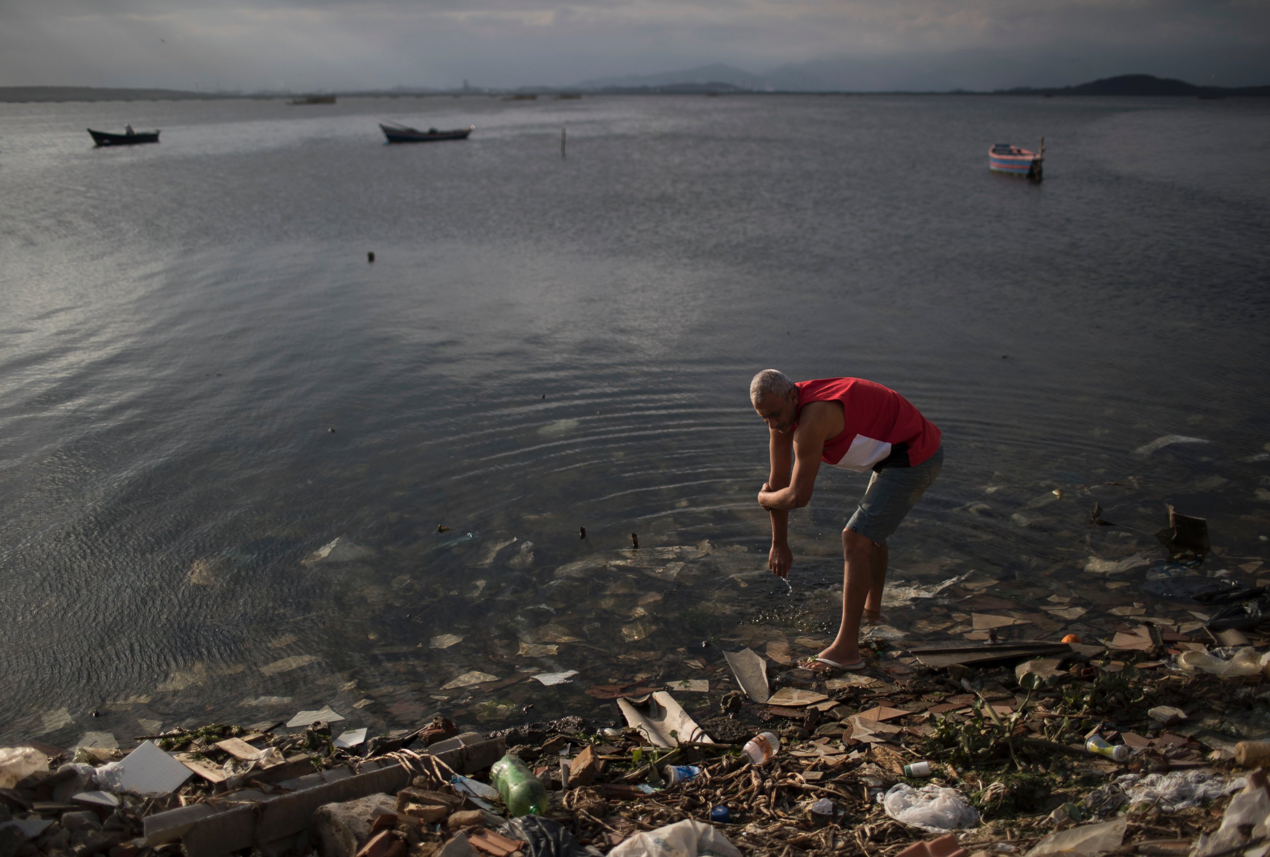 PHOTO: A man washes himself in the polluted waters of Guanabara Bay in Rio de Janeiro, Brazil, July 30, 2016.