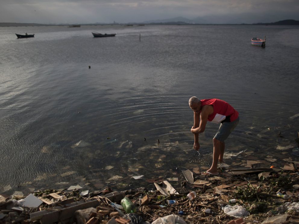 PHOTO: A man washes himself in the polluted waters of Guanabara Bay in Rio de Janeiro, Brazil, July 30, 2016.