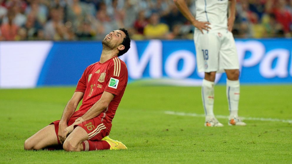 PHOTO: Spain's Sergio Busquets reacts after missing a chance during the group B World Cup soccer match between Spain and Chile at the Maracana Stadium in Rio de Janeiro, Brazil, June 18, 2014.    
