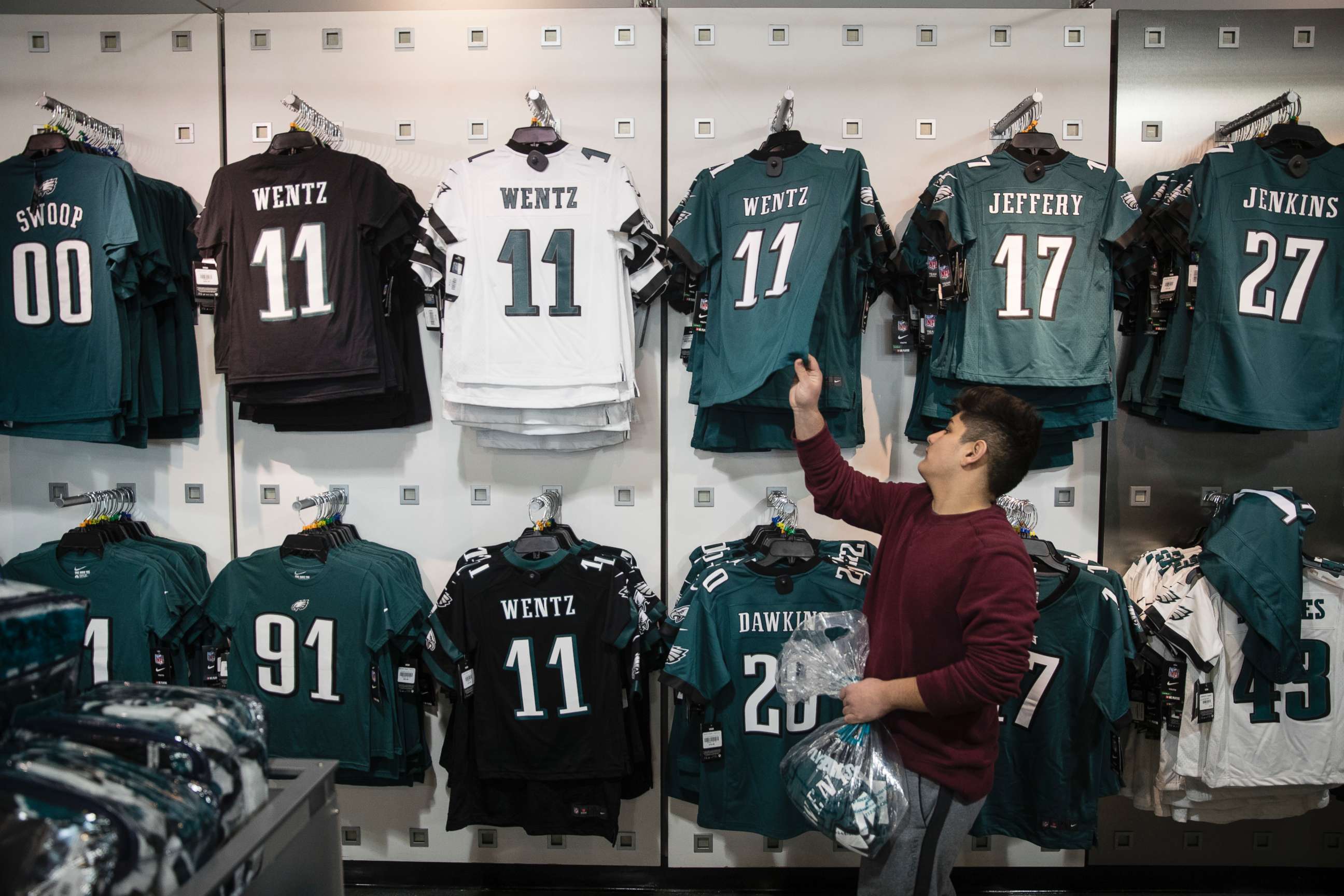 PHOTO: A fan shops for Philadelphia Eagles apparel in Philadelphia, Jan. 22, 2018. The Eagles defeated the Minnesota Vikings 38-7 in the AFC Championship on Sunday to advance to the Super Bowl against the New England Patriots.