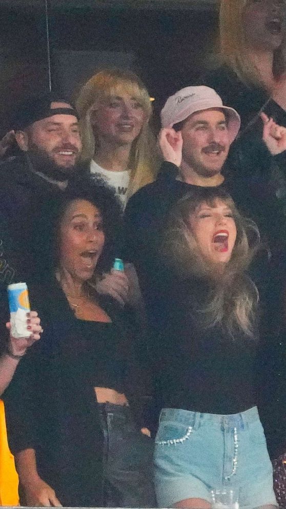 VIDEO: Taylor Swift attends Chiefs-Jets game with Blake Lively, Ryan Reynolds and more