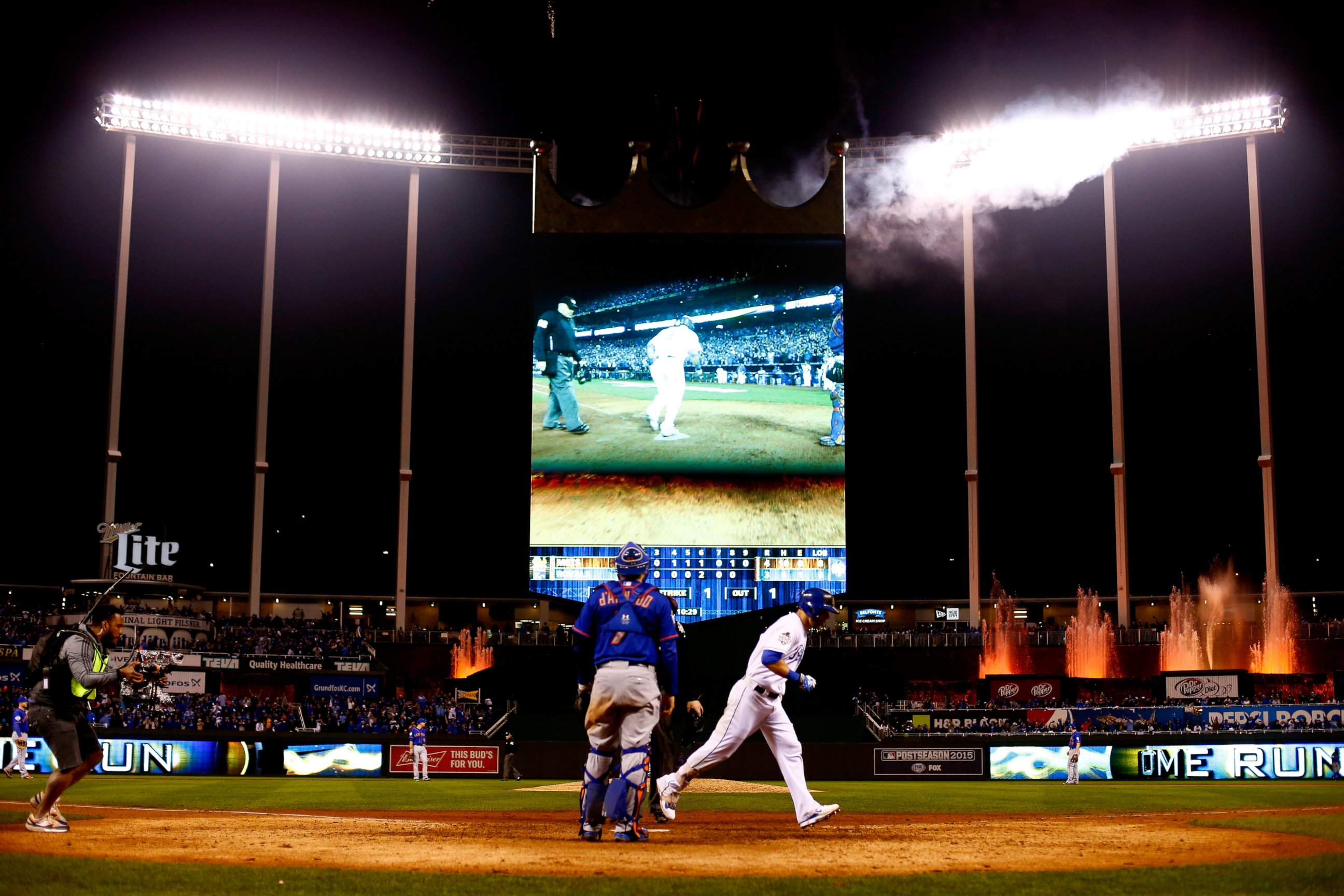 PHOTO: Alex Gordon of the Kansas City Royals scores after hitting a solo home run in the ninth inning against the New York Mets during Game One of the 2015 World Series at Kauffman Stadium on October 27, 2015 in Kansas City, Missouri.