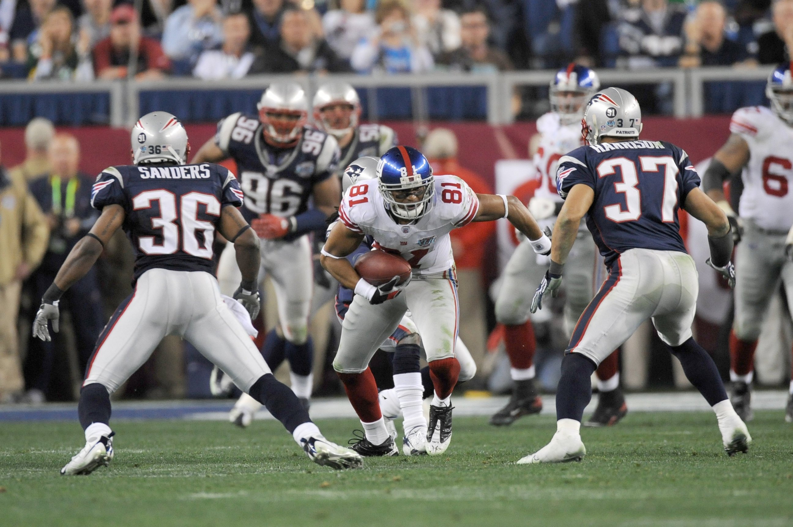 PHOTO: Amani Toomer of the New York Giants runs with the ball during Super Bowl XLII