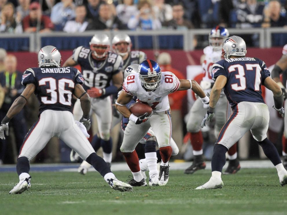 PHOTO: Amani Toomer of the New York Giants runs with the ball during Super Bowl XLII