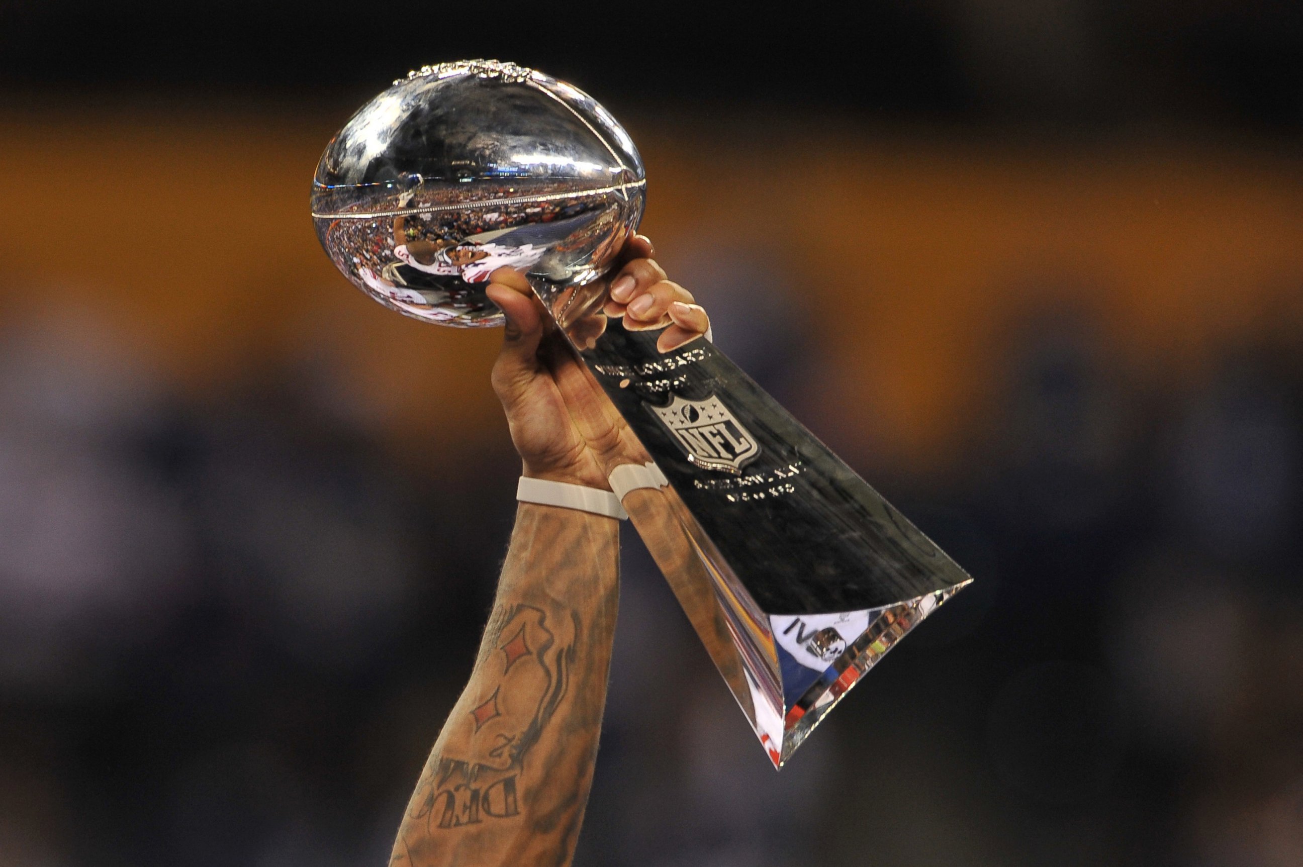 PHOTO: A New York Giant hoists the Lombardi trophy 