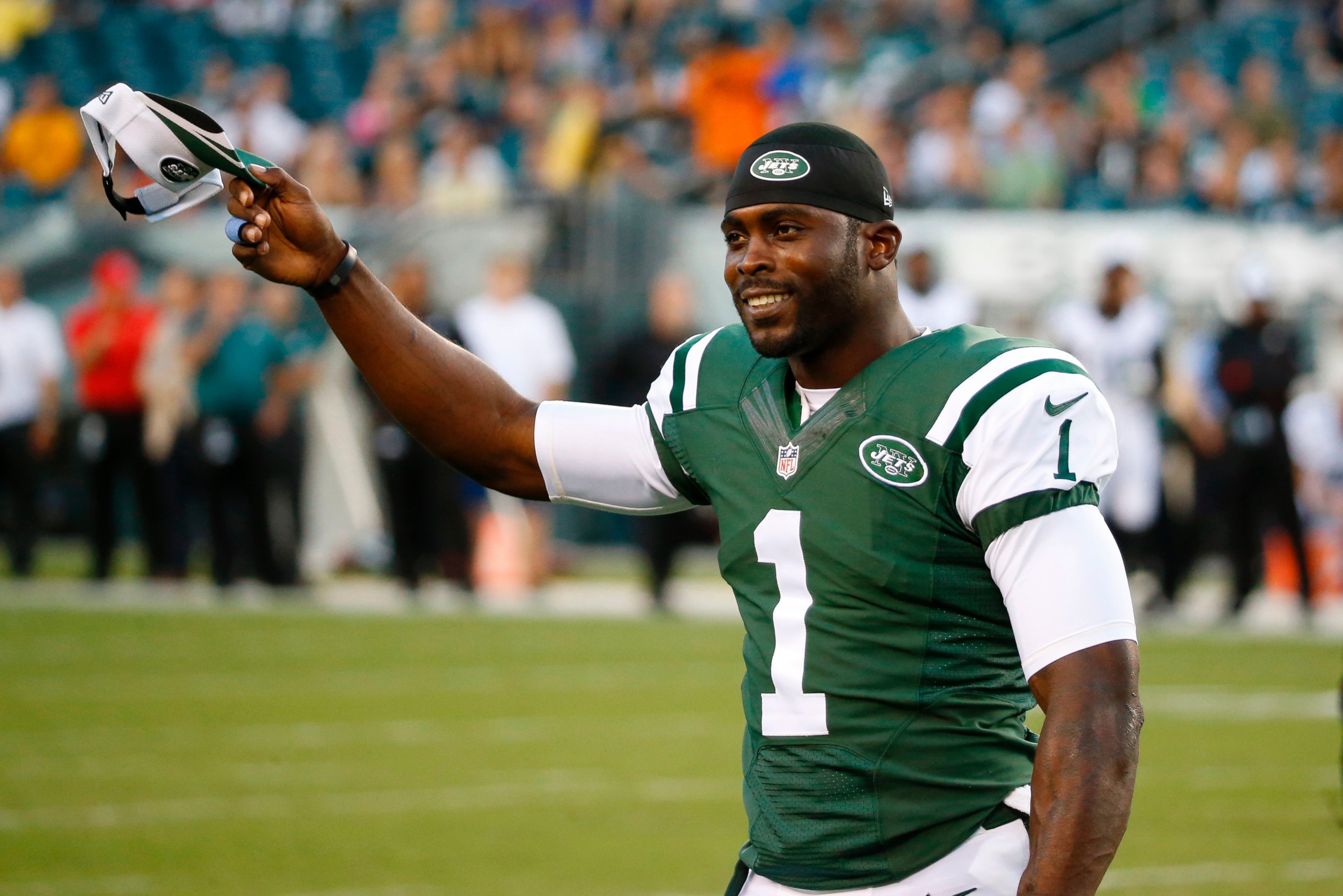 PHOTO: New York Jets' Michael Vick acknowledges the crowd during the first half of an NFL preseason football game against the Philadelphia Eagles, Aug. 28, 2014. 
