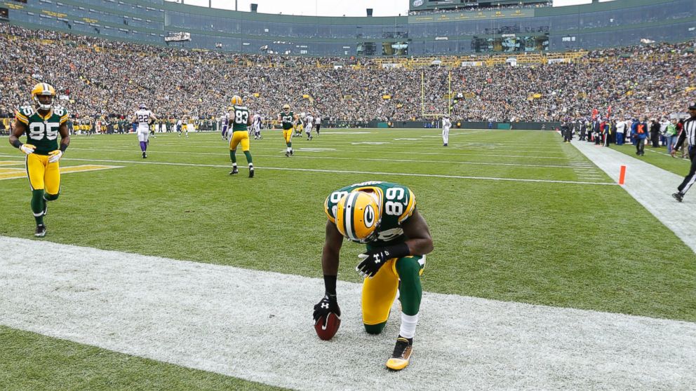 PHOTO: James Jones #89 of the Green Bay Packers kneels to pray after making a touchdown reception against the Minnesota Vikings during the game at Lambeau Field, Dec. 2, 2012, in Green Bay, Wis.