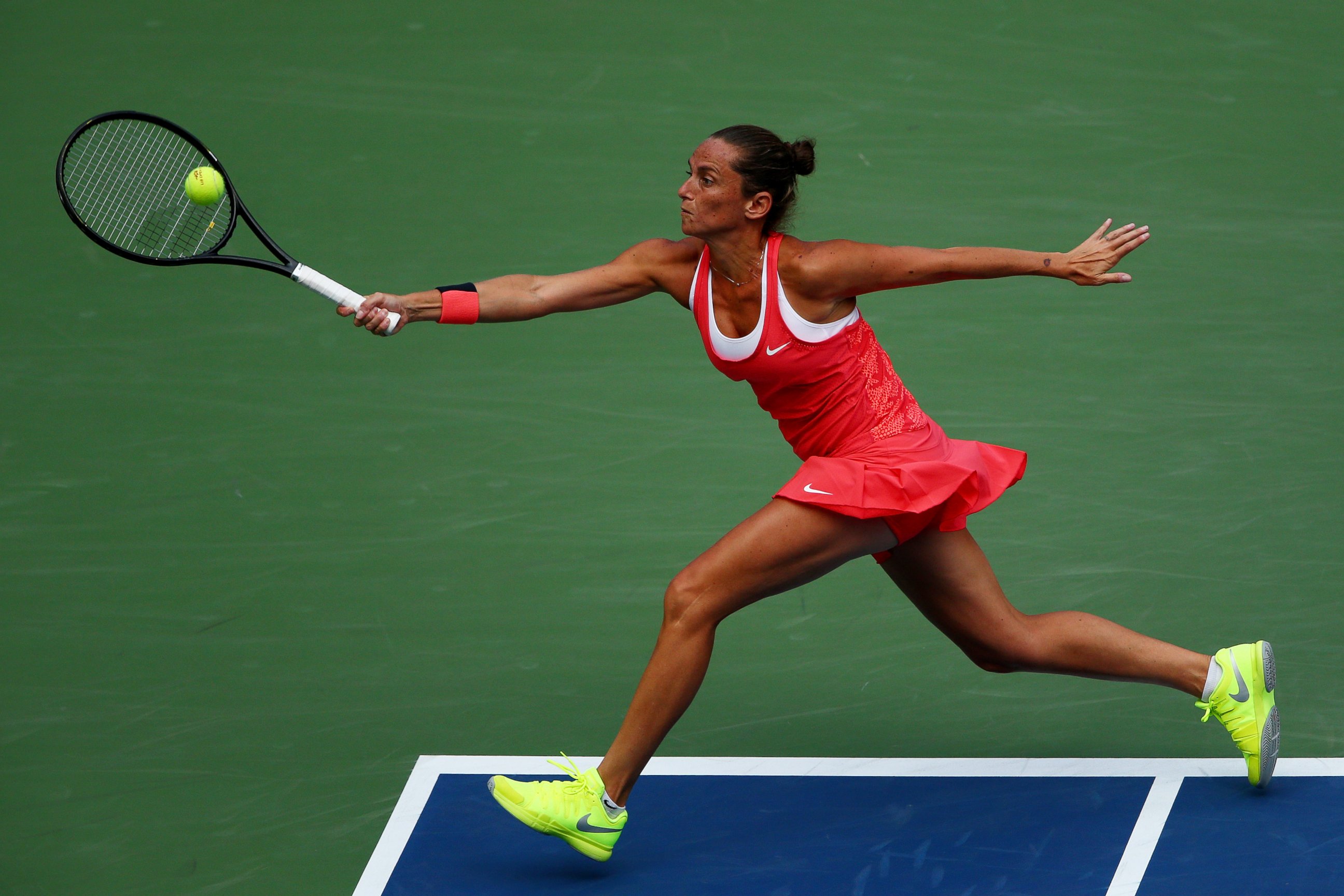 PHOTO: Roberta Vinci of Italy returns a shot to Serena Williams during the U.S. Open tournament, Sept. 11, 2015 in New York. 