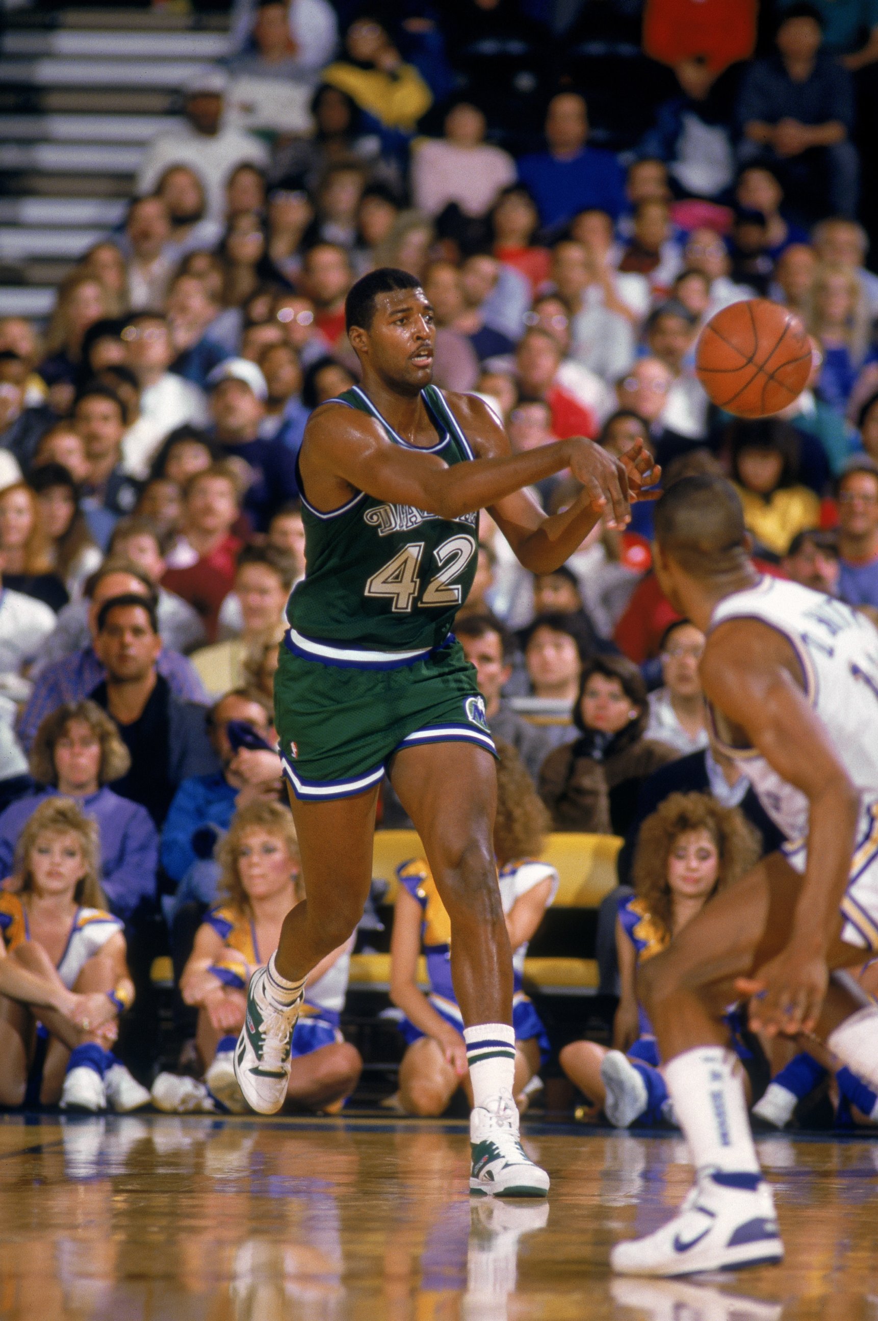 PHOTO: Roy Tarpley #42 of the Dallas Mavericks passes the ball during the NBA game against the Golden State Warriors at the Oakland/Alameda County Coliseum Arena in Oakland, Calif. in 1988. 