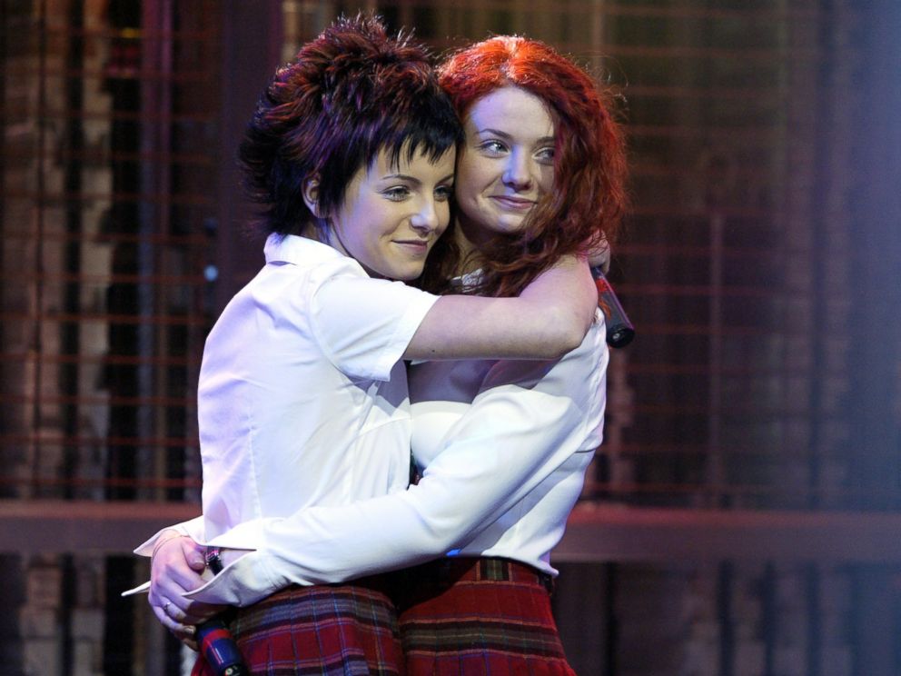 PHOTO: Pop singers Yulia Volkova and Lena Katina, known as t.A.T.u., appear at the 2002 Fox Billboard Bash.