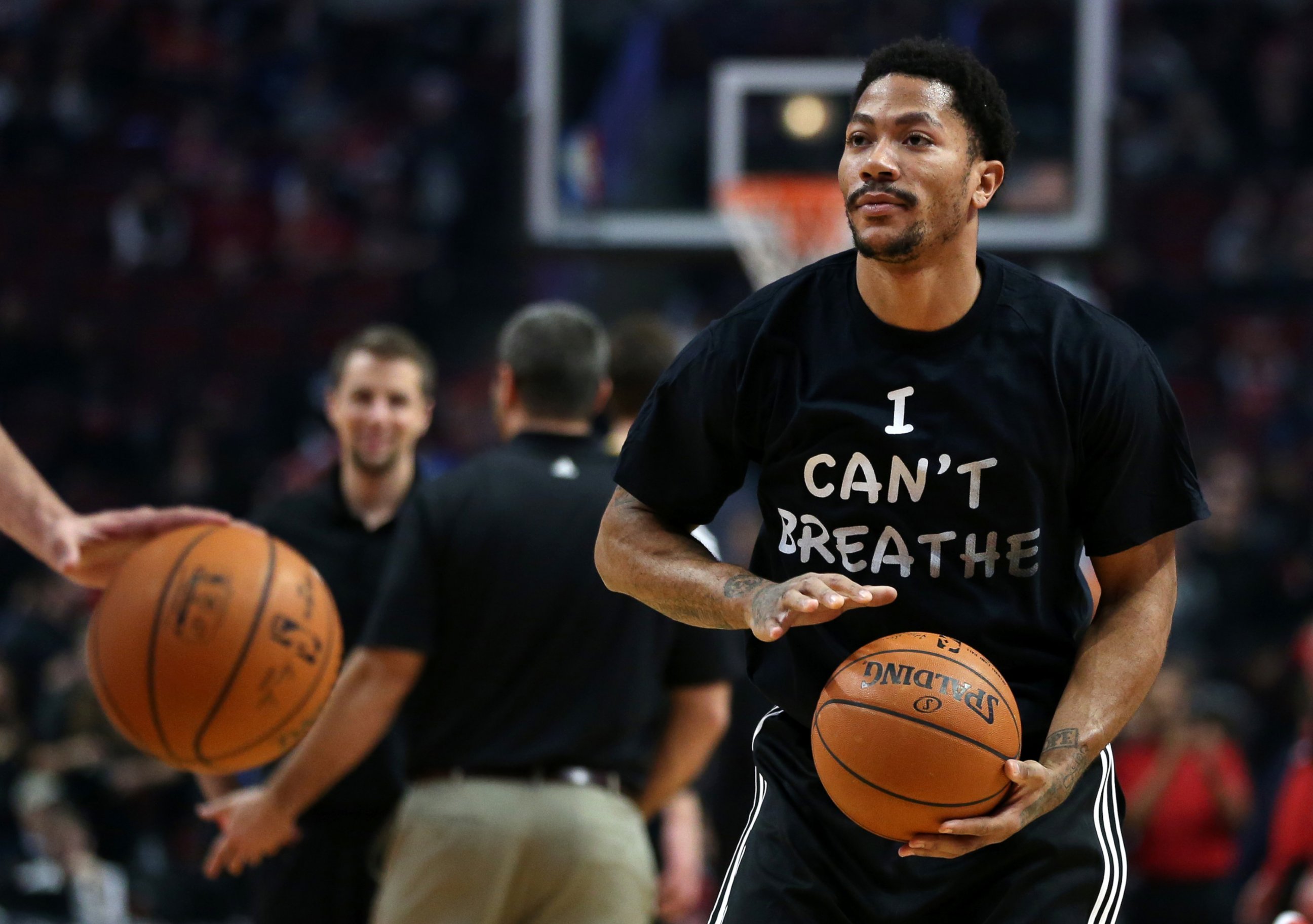 PHOTO: Chicago Bulls guard Derrick Rose wears a shirt reading "I Can't Breathe" 