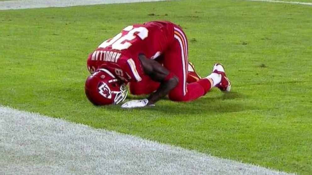 NFL Says Kansas City Chiefs Player Shouldn't Have Been Penalized for Prayer  - ABC News