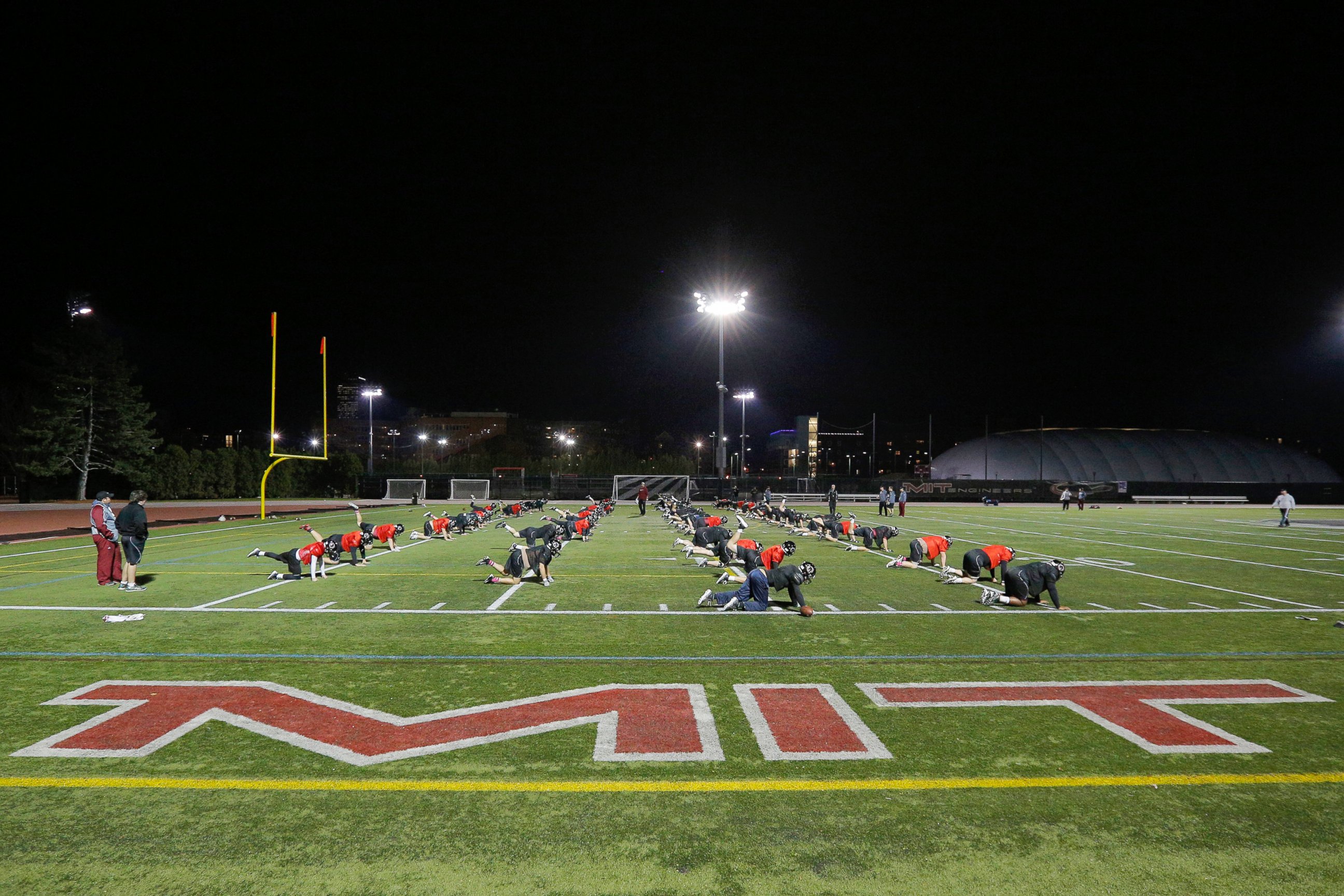 PHOTO: Massachusetts Institute of Technology (MIT) Engineers football players attend practice in Cambridge, Mass., Nov. 13, 2014.