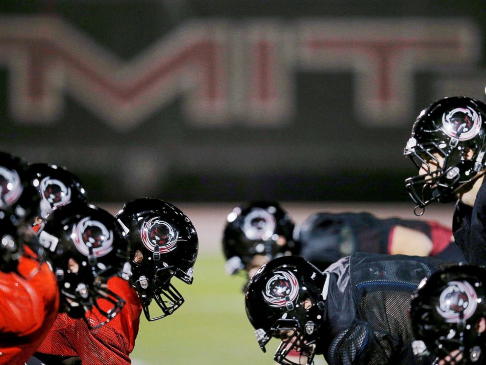 PHOTO: Massachusetts Institute of Technology (MIT) Engineers football players attend practice in Cambridge, Mass., Nov. 13, 2014.