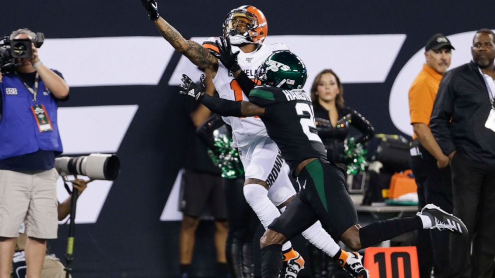 Cleveland Browns' Odell Beckham (13) catches a pass in front of New York Jets' Nate Hairston (21) during the first half of an NFL football game Monday, Sept. 16, 2019, in East Rutherford, N.J. (AP Photo/Adam Hunger)