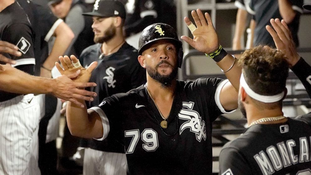 Grandal, Abreu power White Sox to 4-2 