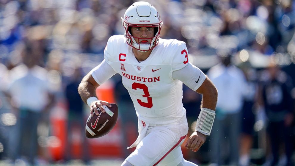 Houston quarterback Clayton Tune rolls out looking to pass against Navy during the first half of an NCAA college football game, Saturday, Oct. 22, 2022, in Annapolis, Md. (AP Photo/Julio Cortez)