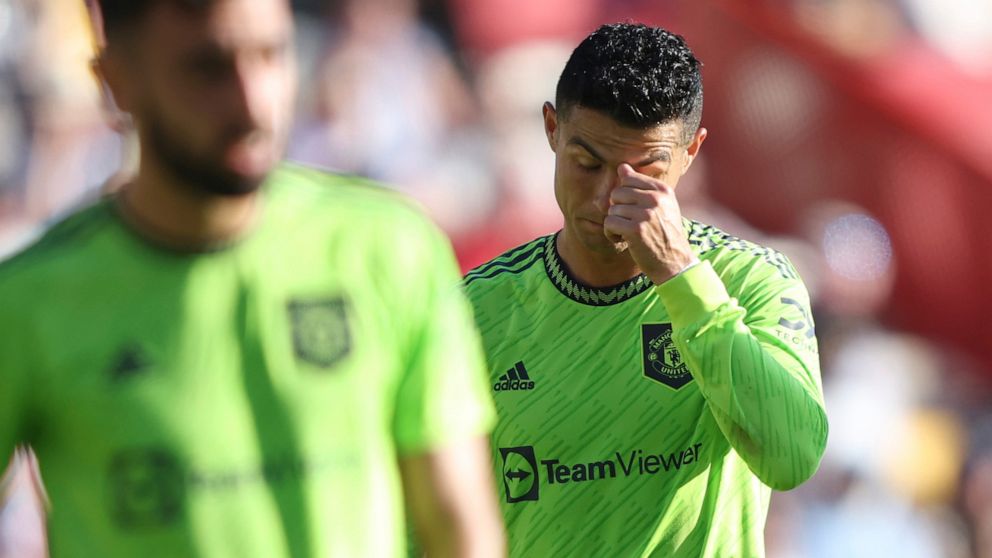 Manchester United's Cristiano Ronaldo right reacts as his team lose another goal to Brentford during the English Premier League soccer match between Brentford and Manchester United at the Gtech Community Stadium in London, Saturday, Aug. 13, 2022. (A