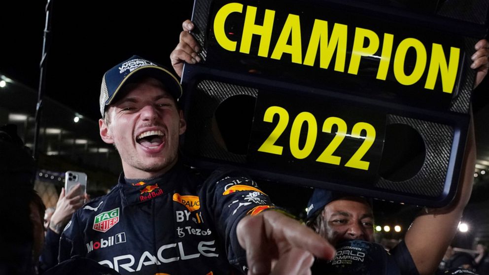 El piloto de Red Bull Max Verstappen celebra tras ganar el Gran Premio de Japón y el campeonato de la Fórmula Uno, el domingo 9 de octubre de 2022. (AP Foto/Toru Hanai)