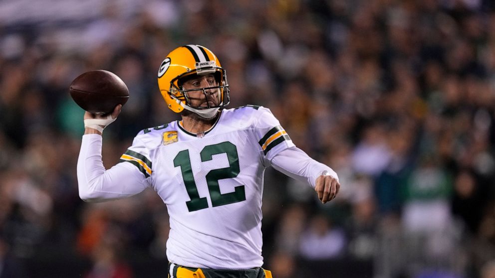 Aaron Rodgers injures ribs in Packers' loss to Eagles