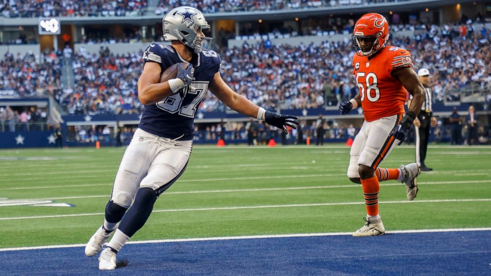 Dallas Cowboys' Jake Ferguson catches a touchdown pass in front of Chicago Bears' Roquan Smith during the first half of an NFL football game Sunday, Oct. 30, 2022, in Arlington, Texas. (AP Photo/Michael Ainsworth)