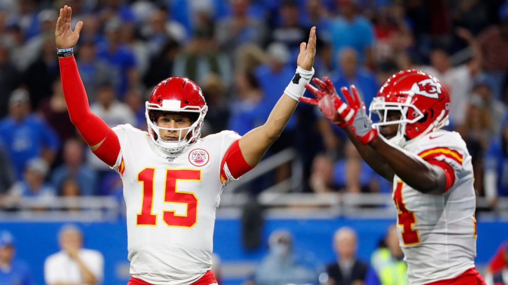 Chiefs Score Late Stay Undefeated With 34 30 Win Over Lions