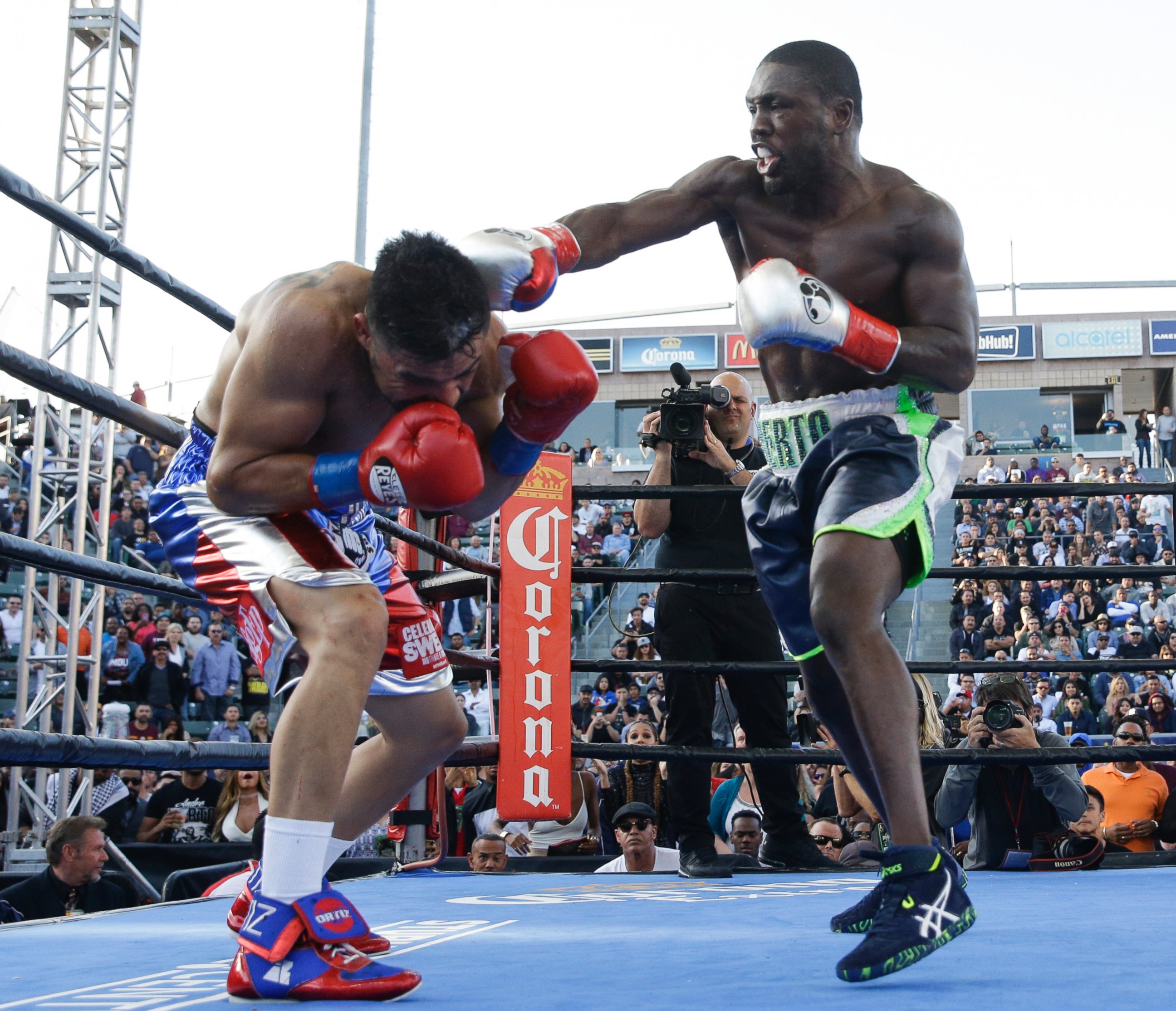 Andre Berto, right, lands a punch to Victor Ortiz during the fourth round of a welterweight boxing match, Saturday, April 30, 2016, in Carson, Calif. Berto won by knockout in the fourth round.