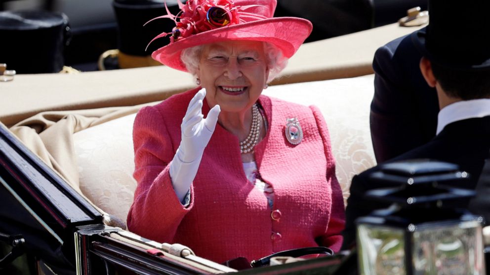 British horse racing resumes with tribute to queen