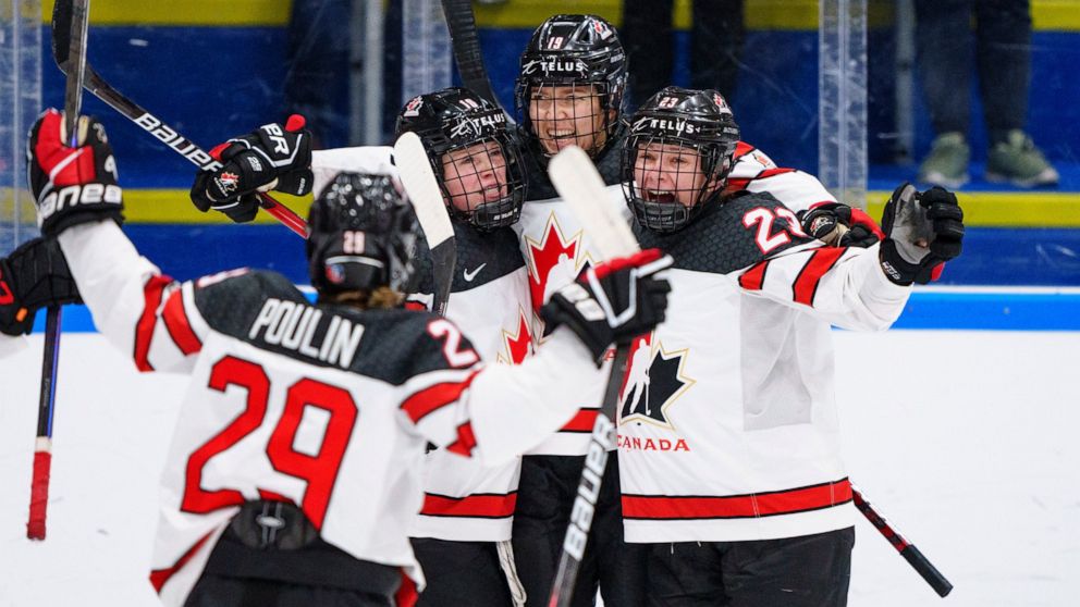 Canada Edges U S 2 1 To Win Women S Hockey Worlds Abc News