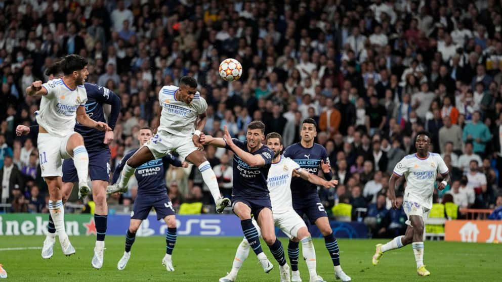 Rodrygo del Real Madrid anota el segundo gol ante Manchester City en las semifinales de la Liga de Campeones, el miércoles 4 de marzo de 2022. (AP Foto/Bernat Armangue)