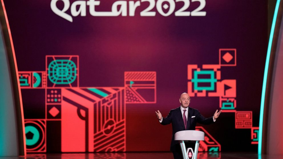 En foto del 1 de abril del 2022, el presidente de la FIFA Gianni Infantino durante el sorteo para la Copa Mundial de Qatar en Doha. El miércoles 13 de abril del 2022, la FIFA nombra a su cuarto director de marketing en menos de cuatro años. (AP Foto/