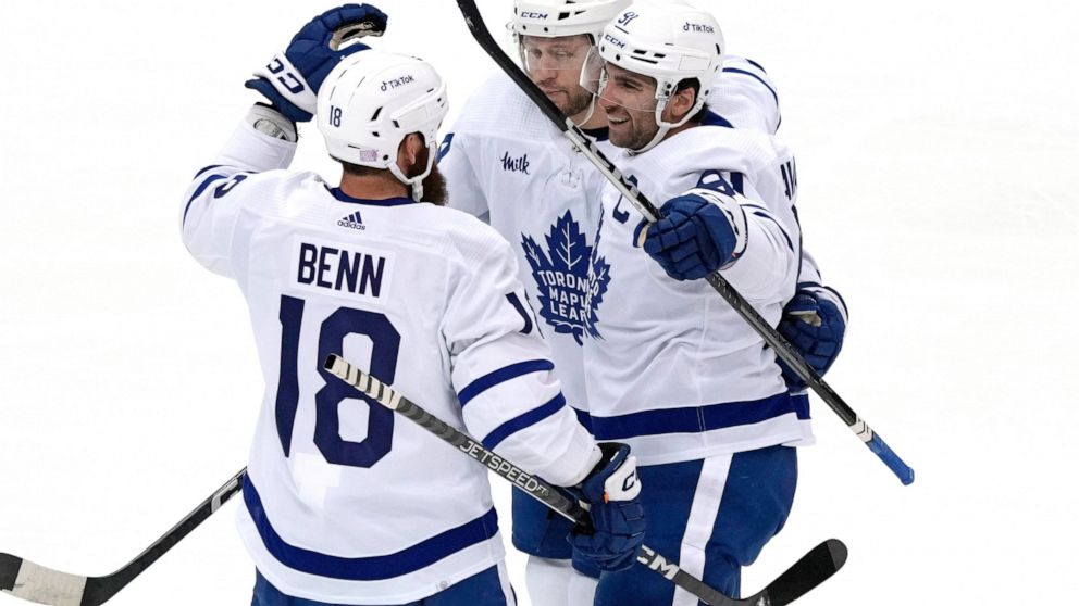 Toronto Maple Leafs' John Tavares, right, celebrates his goal against the Pittsburgh Penguins during the first period of an NHL hockey game in Pittsburgh, Tuesday, Nov. 15, 2022. (AP Photo/Gene J. Puskar)