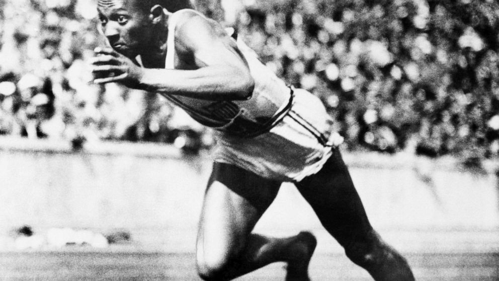 BB-093 JESSE OWENS WINS GOLD @ THE 1936 SUMMER OLYMPICS IN BERLIN 8X10 PHOTO 