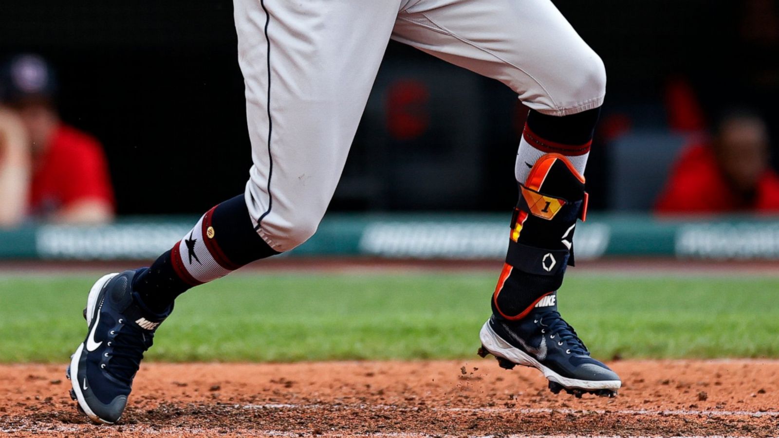 carlos correa baseball cleats