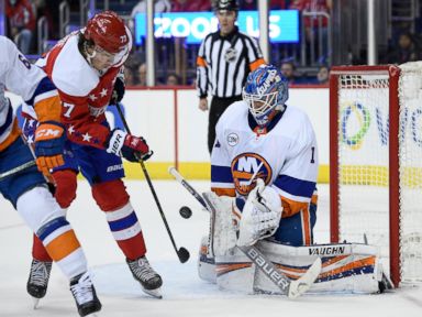 Islanders beat Caps in Trotz's return, move into first place