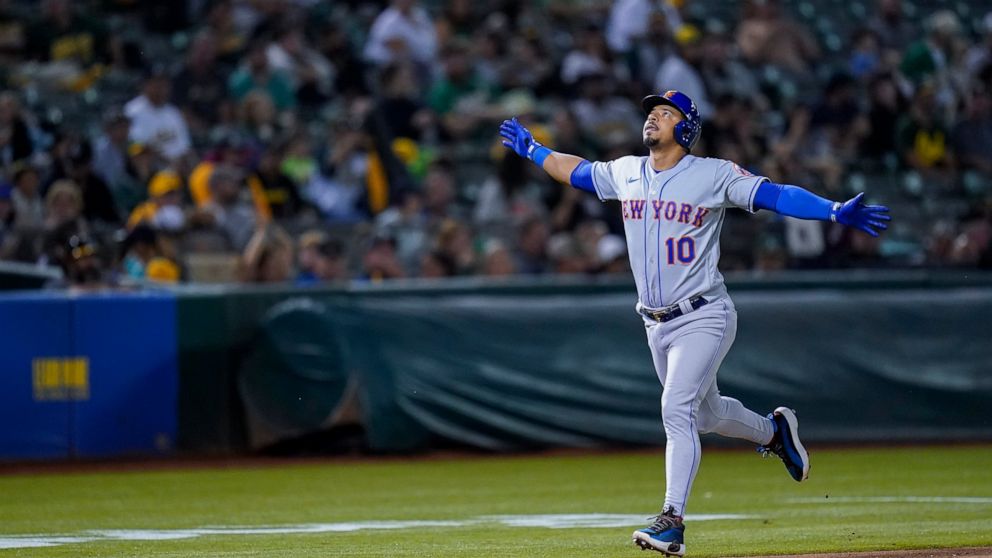 New York Mets' Eduardo Escobar runs the bases after hitting a grand slam against the Oakland Athletics during the fifth inning of a baseball game in Oakland, Calif., Friday, Sept. 23, 2022. (AP Photo/Godofredo A. Vásquez)