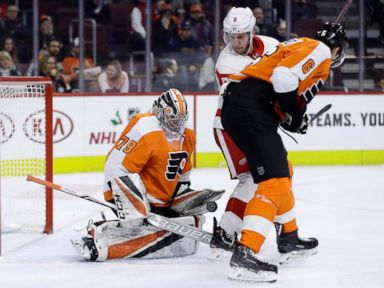 Hart stops 22 shots in NHL debut, Flyers top Red Wings 3-2
