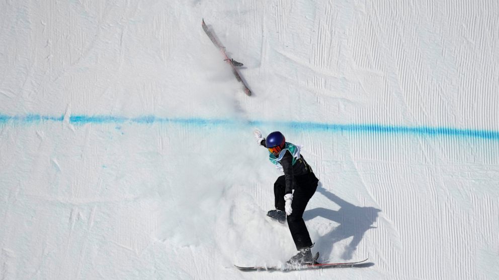 Eileen Gu of China loses her ski during the women's freestyle skiing Big Air qualification round of the 2022 Winter Olympics, Monday, Feb. 7, 2022, in Beijing. (AP Photo/Jae C. Hong)