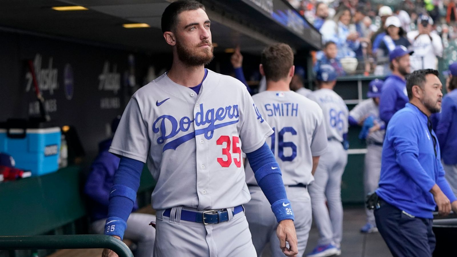 MLB tender deadline: Bellinger, Voit among 83 players cut - ABC News