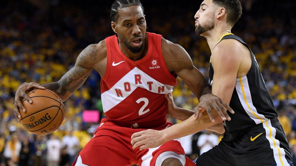 Toronto Raptors forward Kawhi Leonard (2) handles the ball while Golden State Warriors guard Klay Thompson defends during the second half of Game 6 of basketball’s NBA Finals, Thursday, June 13, 2019, in Oakland, Calif. (Frank Gunn/The Canadian Press