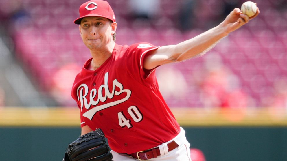Cincinnati Reds starting pitcher Nick Lodolo (40) throws during the second inning of a baseball game against the Philadelphia Phillies, Wednesday, Aug. 17, 2022, in Cincinnati. (AP Photo/Jeff Dean)