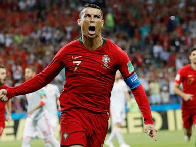 Ronaldo - một trong những cầu thủ bóng đá vĩ đại nhất mọi thời đại với nhiều chiến tích đáng kinh ngạc tại World Cup và trong màu áo đội tuyển quốc gia Bồ Đào Nha. Hãy xem hình ảnh về anh và cùng nhận ra sự vĩ đại của một cầu thủ bóng đá.