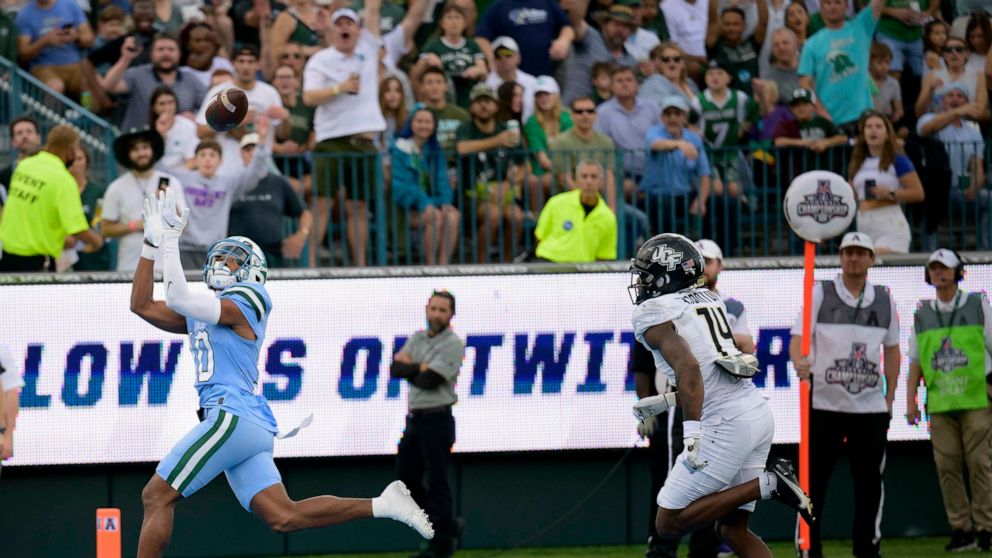 Tulane wide receiver Shae Wyatt (10) catches a touchdown pass against Central Florida cornerback Corey Thornton (14) during the first half of the American Athletic Conference championship NCAA college football game in New Orleans, Saturday, Dec. 3, 2