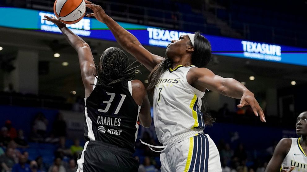 Teaira McCowan, Tina Charles