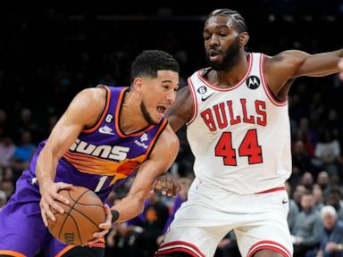 Devin Booker scores 51 points in 3 quarters, Suns rout Bulls