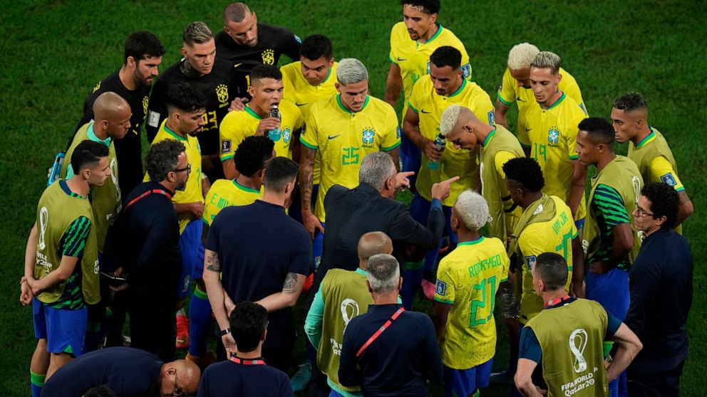 Brazil's head coach Tite, center, interacts with the players before extra-time during the World Cup quarterfinal soccer match between Croatia and Brazil, at the Education City Stadium in Al Rayyan, Qatar, Friday, Dec. 9, 2022. (AP Photo/Alessandra Ta