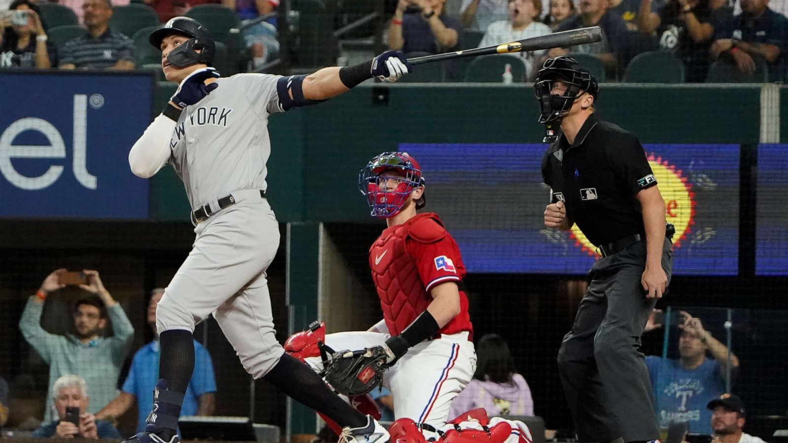 Yankees' Aaron Judge sets new American League record with 62nd home run -  ABC News