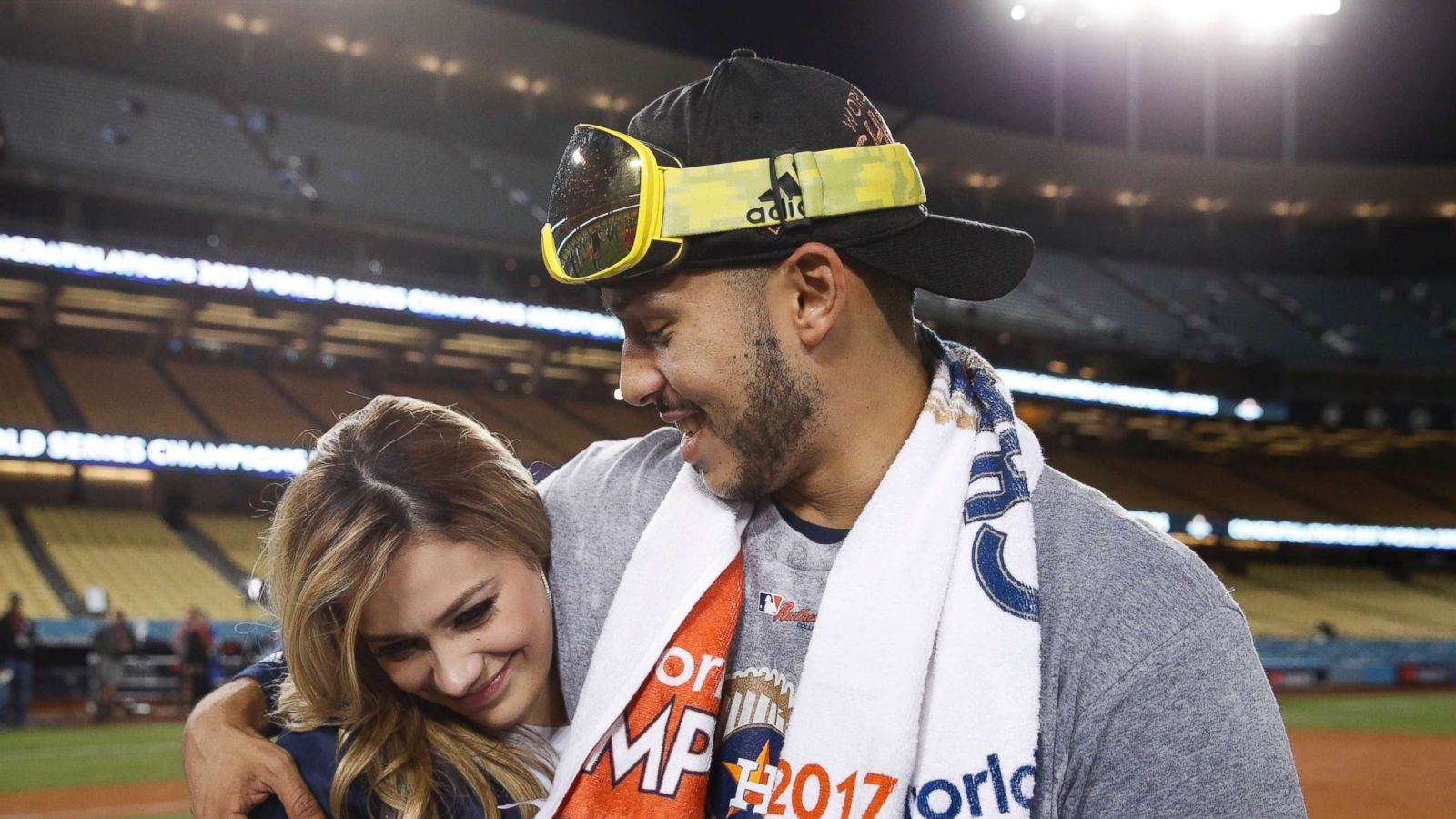 Astros' Carlos Correa proposes to girlfriend at Dodger Stadium