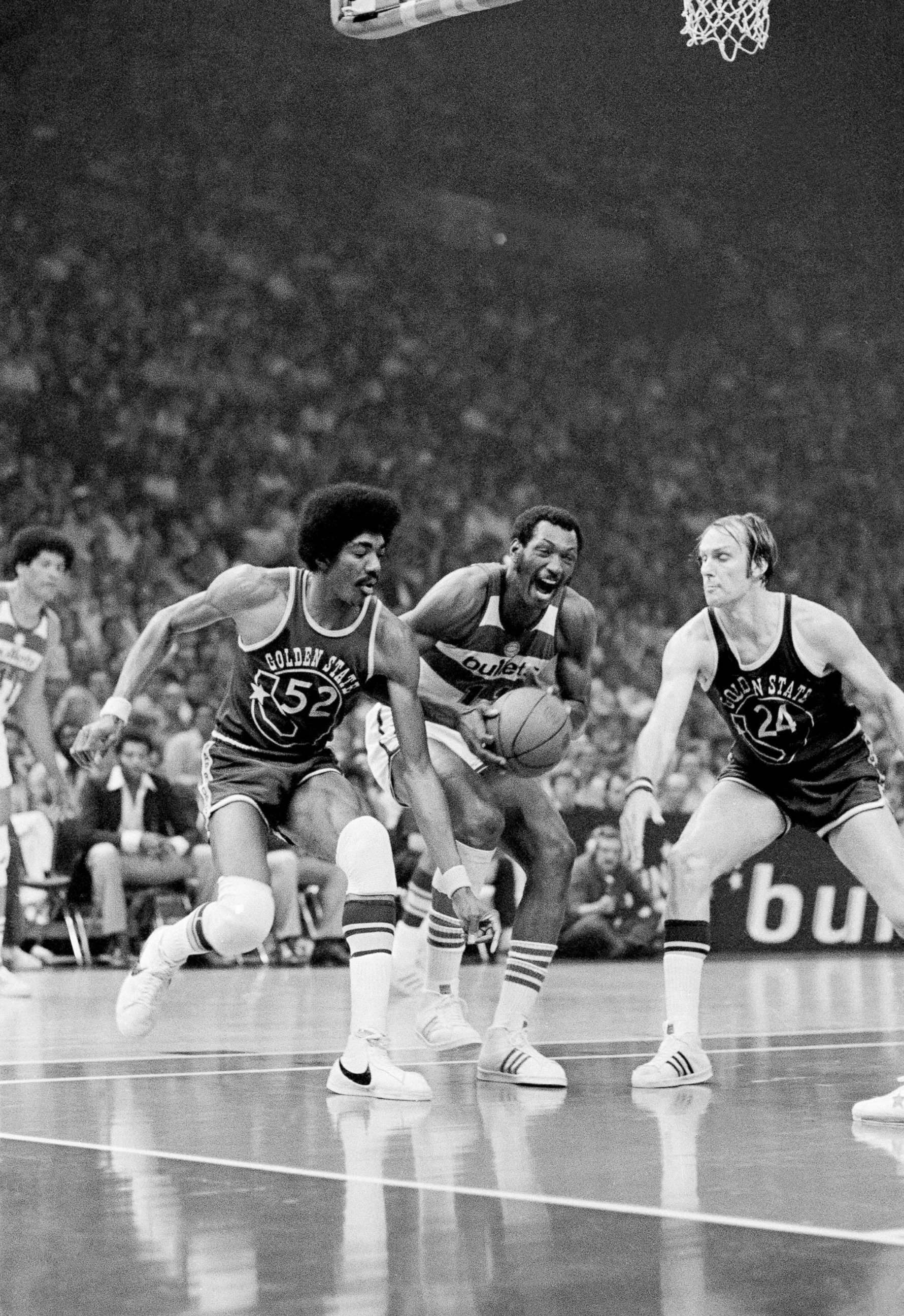 PHOTO: Washington Bullets' Elvin Hayes, center, in the first game of the NBA Championship series at Capital Centre, Landover, Md., May 19, 1975.