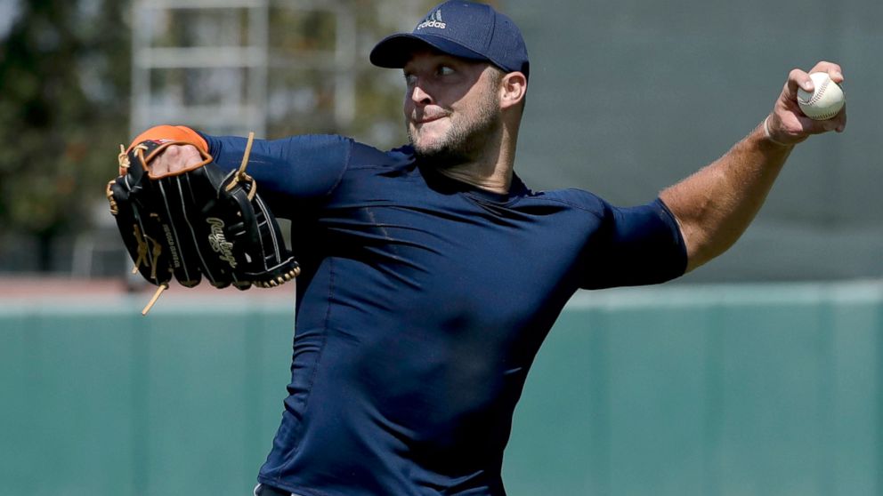 Former NFL quarterback, Tim Tebow throws a ball for baseball scouts and the media during a showcase on the campus of the University of Southern California in Los Angeles, Aug. 30, 2016.